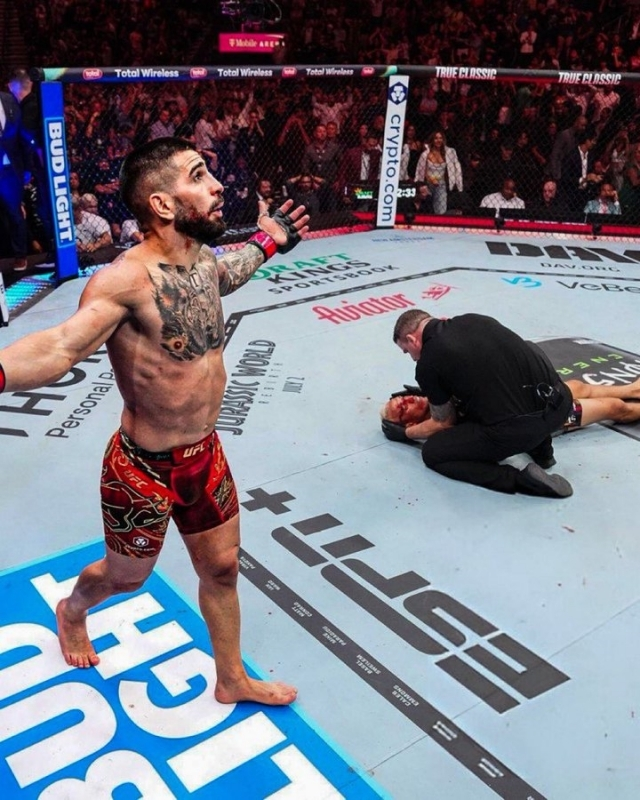 토푸리아, 올리베이라 상대로 1R KO승, UFC 두 체급 석권,