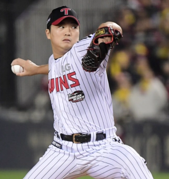 '유영찬 수술' LG 초강수→'세이브왕' 영입 나섰다