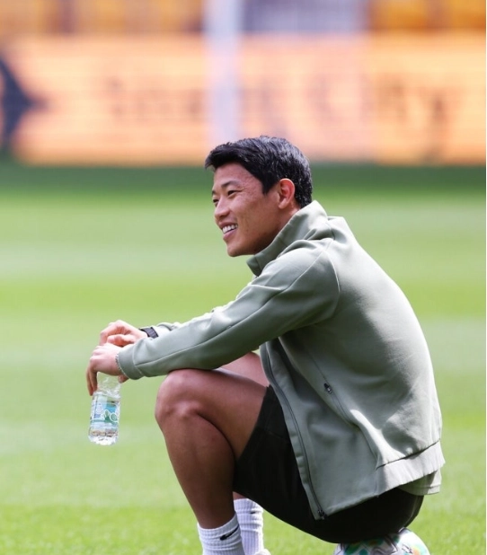 황희찬 끝내 주급 7천만원'으로 떨어진다