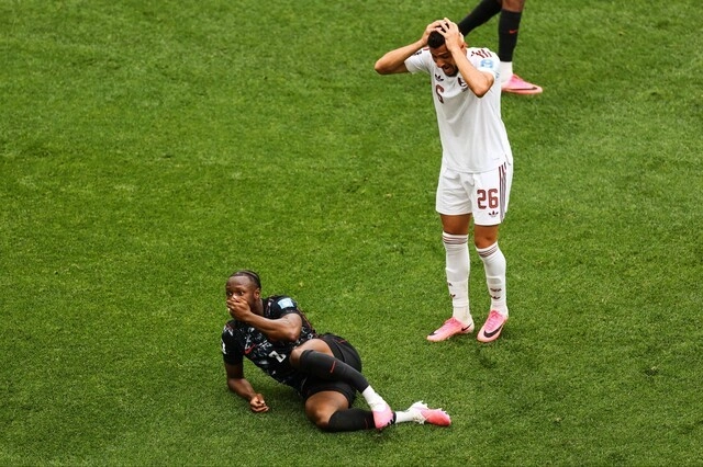 '뼈 부러지는 소리까지 들렸다' 캐나다 MF 코네, 6-0 대승 덮은 끔찍한 부상