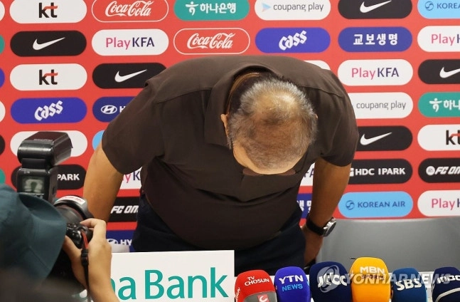 홍명보 감독 자진 사퇴→박항서 단장도 고개 숙여 사과