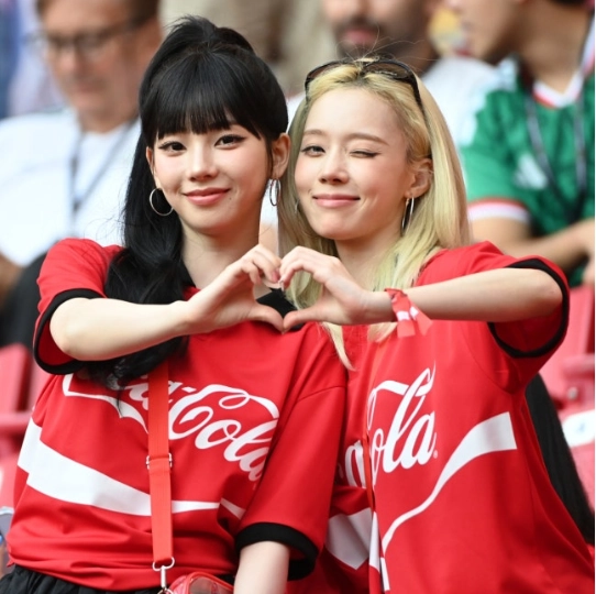 '월클' 아이돌 에스파 카리나X윈터, 현장 '직관' 인증 '찰칵!'