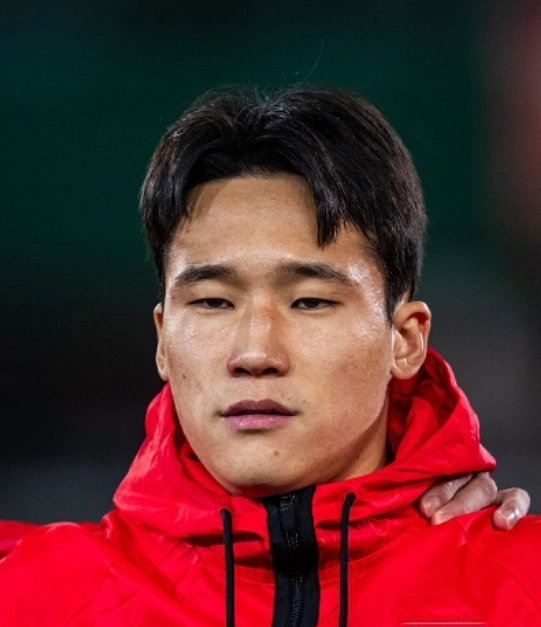 "인맥 축구? 쟤를 왜 선발로 쓰는 거야?"