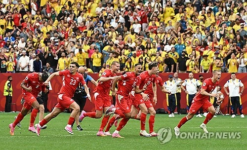 스위스, 콜롬비아 넘고 72년 만에 월드컵 8강 진출