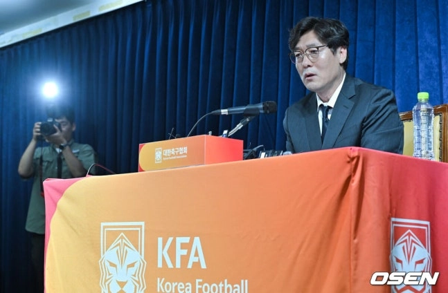 이임생... 홍명보 사퇴 당일 호텔 행사 참석, 다시 커지는 책임론